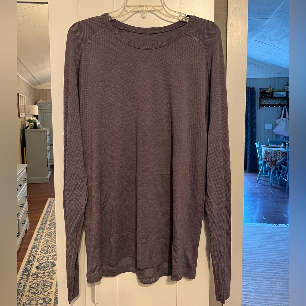 Men’s size large lululemon long sleeve tshirt